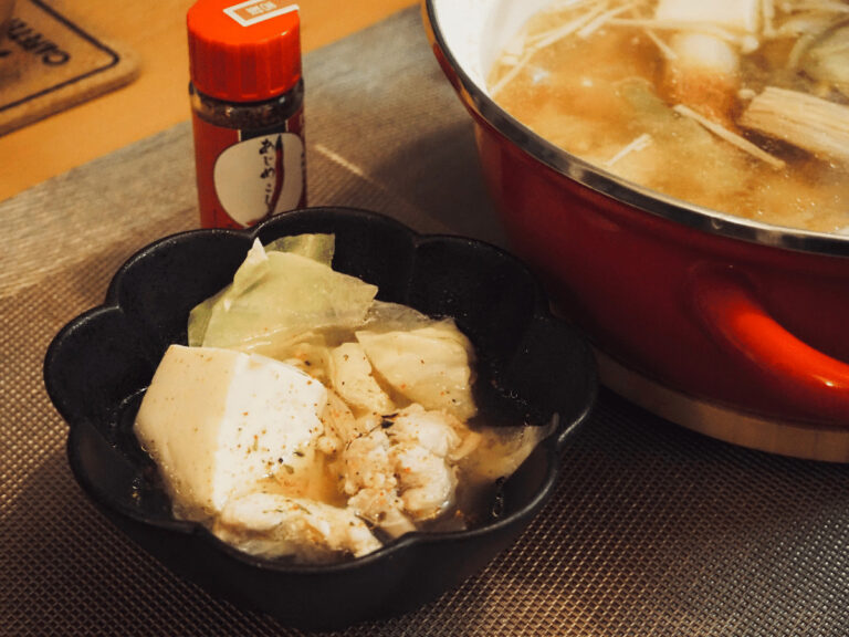 飛鳥鍋の素を使って作った鍋を中津川のあじめこしょうで食べる