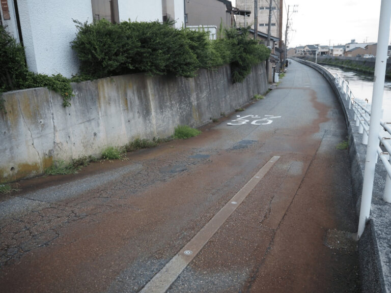 雪国の道路は赤い