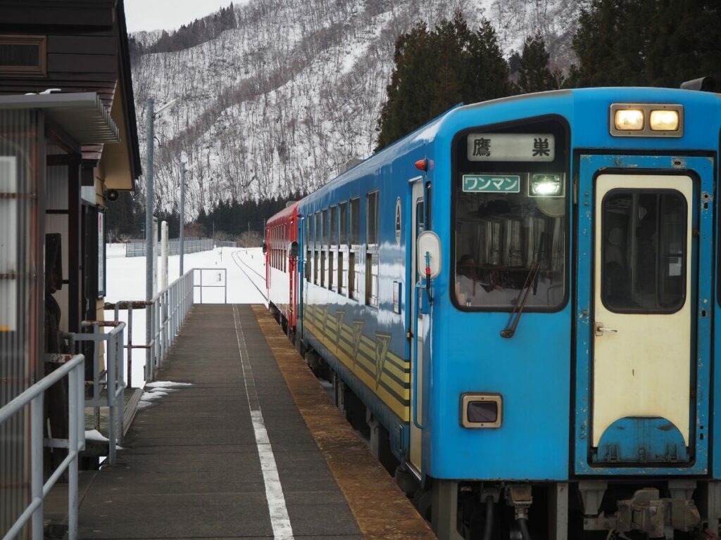 阿仁マタギ駅到着。青と赤の車両がカワイイです。