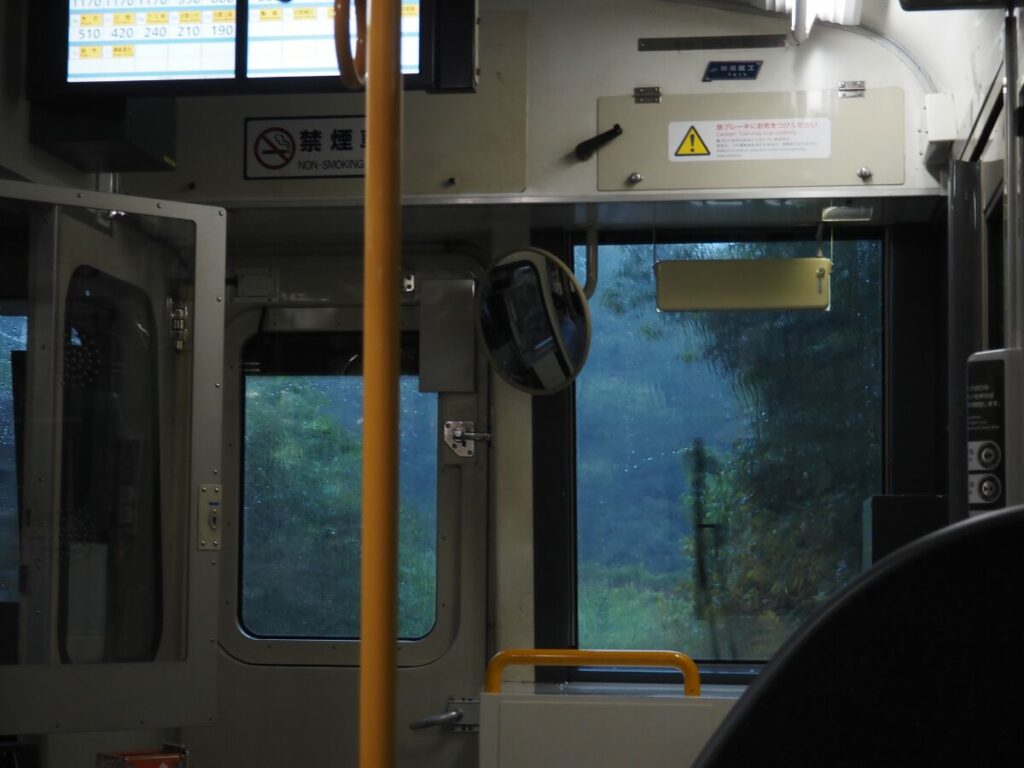 大雨と運転席から聞こえてくる無線で不安になる