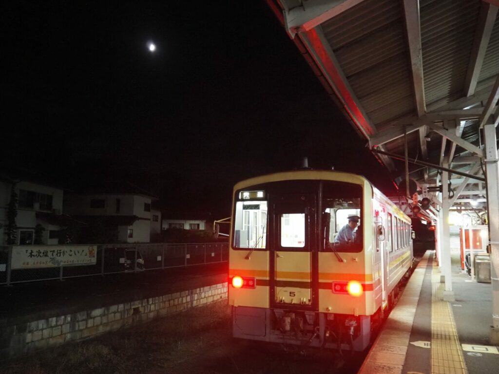 宍道駅に到着した列車